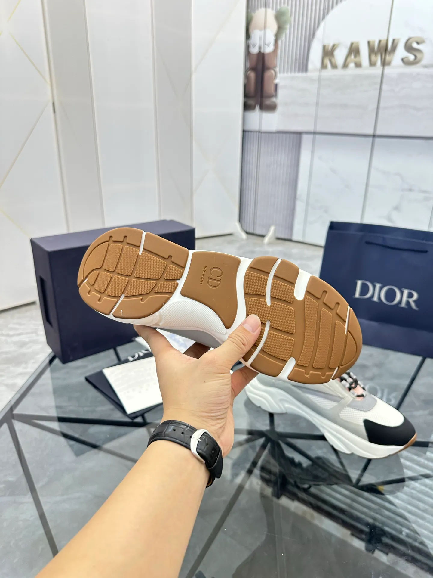 Men's shoes: 💰P460¥ Ready in Guangzhou, fully packaged Product trademark: Dior* "Dior*" low-top casual shoes Regular size: 38-46 (can be customized to 47) B22 Product materials: imported cowhide leather upper spliced ​​with original fabric, breathable lining, original outsole. Number: 920